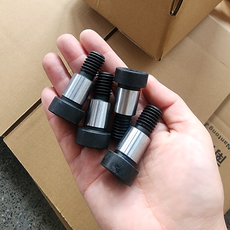 Boulons à épaulement métriques en acier au carbone 1-8 UNC x 4